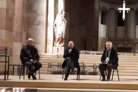 Domorganist Markus Eichenlaub (links) und Moderator Klaus Gaßner im Gespräch mit Hansjörg Albrecht (Mitte). 