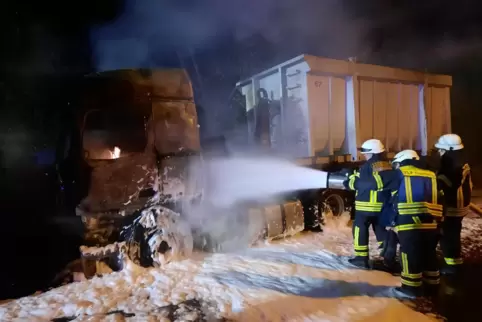 Die Feuerwehr schlug die Flammen mit Schaum nieder. 