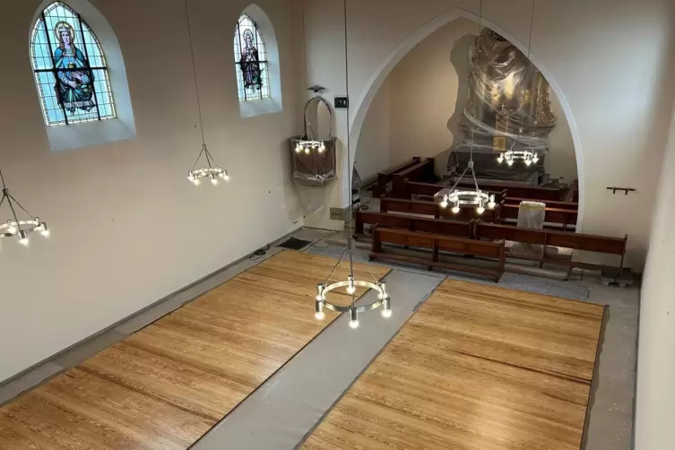 Der Parkettboden ist abgeschliffen, als n&auml;chstes steht in der Kirche die Reinigung der Sandsteinb&ouml;den an. Zum Einsatz kommt dabe