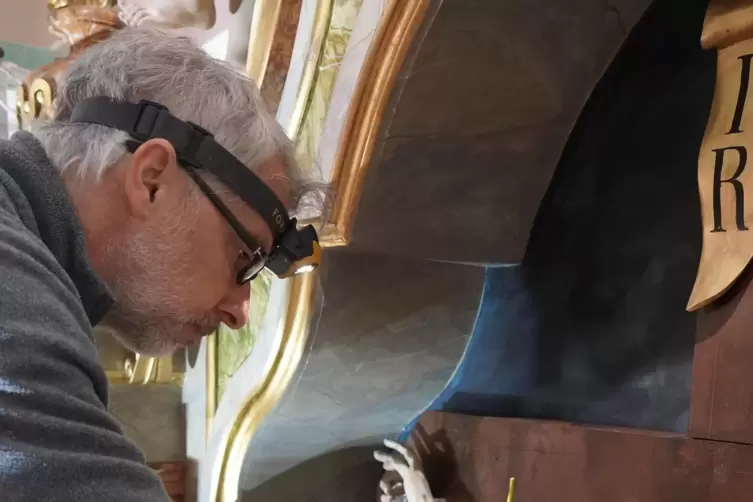 Ein Restaurator bei der Arbeit, um die Jesus-Statue in der Kirche zu erneuern.