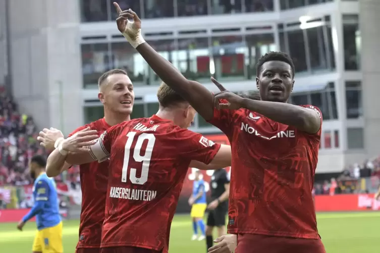 Torsch&uuml;tzen unter sich: Filip Kaloc (links, Daniel Hanslik und Ragnar Ache erzielten die Tore f&uuml;r den FCK.