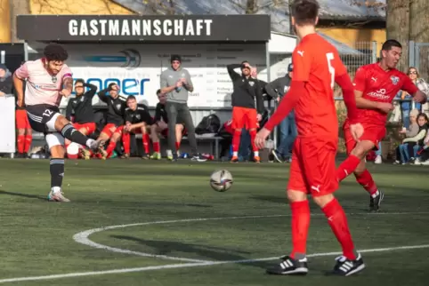 Der Kandeler Carlos Taylor eröffnet den Torreigen im Topspiel. David Schäfer dreht sich weg, mit der 5 der Steinweilerer Dennis 
