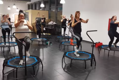 Hüpfen und sich auspowern. 1,20 Meter ist der Durchmesser der Fitness-Trampoline. 