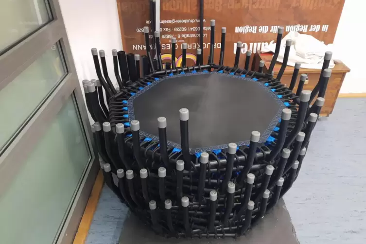 Die Trampoline sind leicht zu stapeln. Rund 500 Euro kostet jedes Teil. 