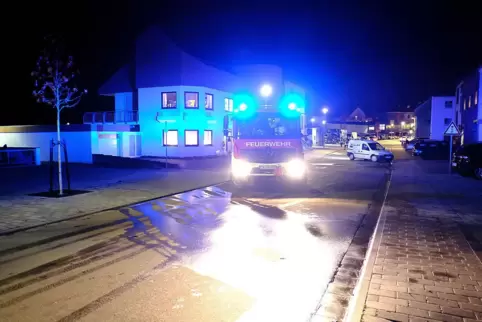 Die Feuerwehr verhinderte, dass das Gebäude komplett abbrannte. 