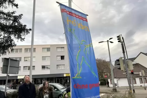 Die gehisste Fahne soll den Menschen ins Bewusstsein rufen, dass immer noch täglich Frauen Gewalt erleben – auch in Deutschland.