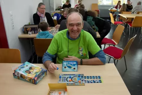 Vielspieler: Klaus Geis von „Vorderpfalz spielt“ mit „Sky Team“, einem Spiel für Leute ab zwölf Jahre.