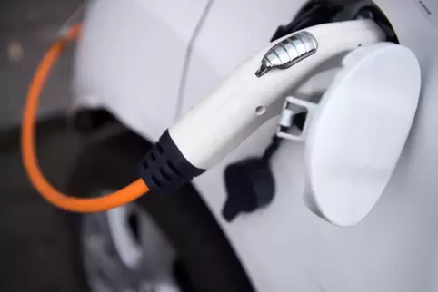Elektroauto an Ladesäule: Ab Januar greift eine Gesetzesänderung für Betreiber.