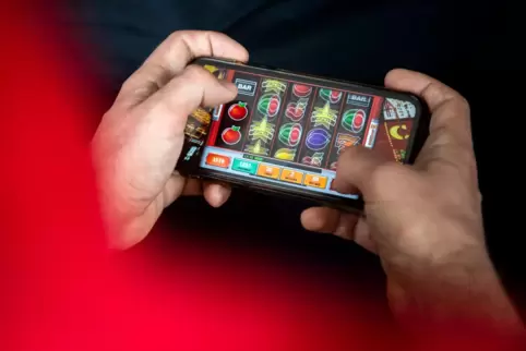 Glücksspiel kann süchtig machen: heute nicht nur in Spielhallen. 