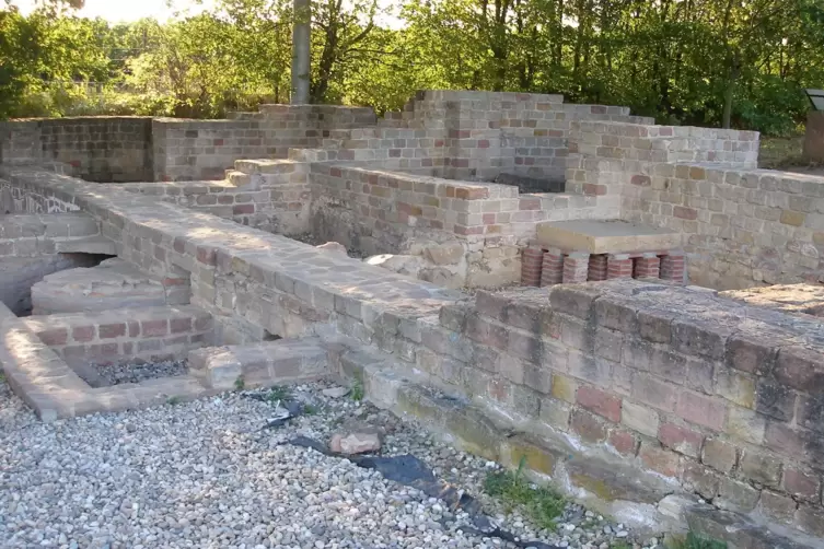 Die kleinere der beiden Thermen befindet sich unter der heutigen &Uuml;berdachung auf dem Gel&auml;nde. 