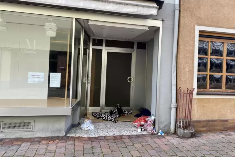 Im Eingang zu diesem leerstehenden Gesch&auml;ft hatte der Mann sein Lager aufgeschlagen.