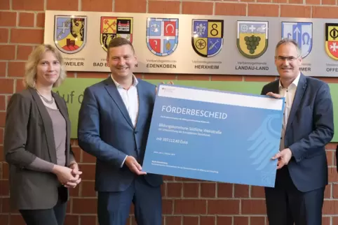 Monika Kukyte, Leiterin der Kreisvolkshochschule, der ehemalige Parlamentarische Staatssekretär Mario Brandenburg und Landrat Di