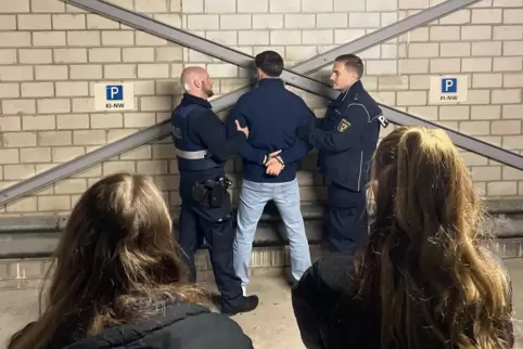 Der Flüchtige ist gestellt: Was ist bei Sicherung und Durchsuchung zu beachten? Das erklären die Polizisten (von links) Daniel H