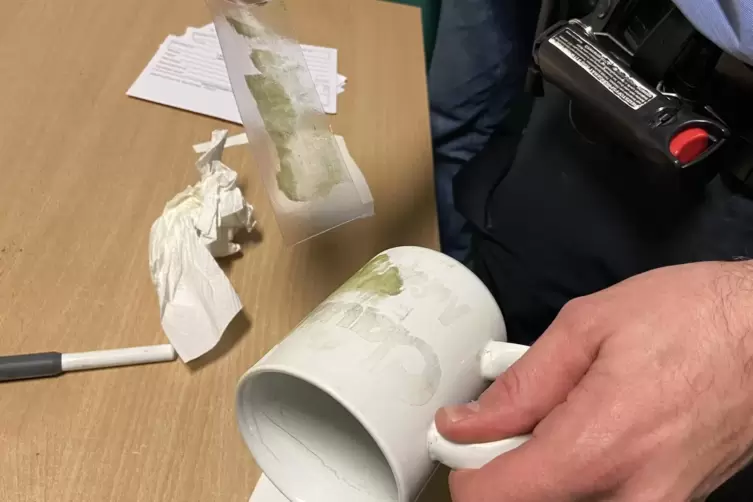 Mit Magnetsporen sichern Polizisten Spuren wie Fingerabdr&uuml;cke von Gegenst&auml;nden. 