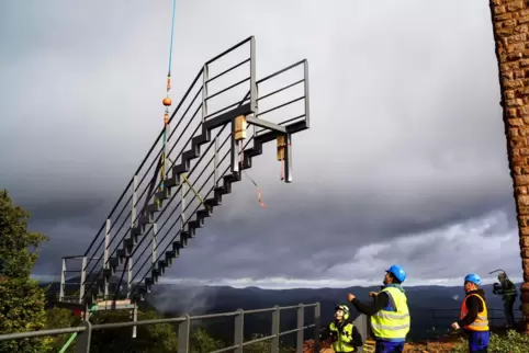 Die Treppenkonstruktion durfte nicht mehr als 900 Kilo wiegen. Mehr kann der Helikopter nicht transportieren. 