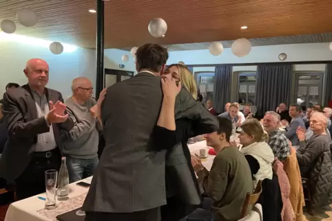 Applaus, Applaus: Nach der Wahl zum CDU-Bewerber um das Amt des Landrats wird Johannes Huber von seiner Frau umarmt.