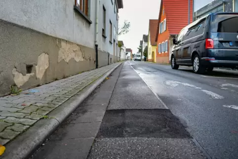 Rottstraße: Die schmalen Gehsteige sollen wegfallen.