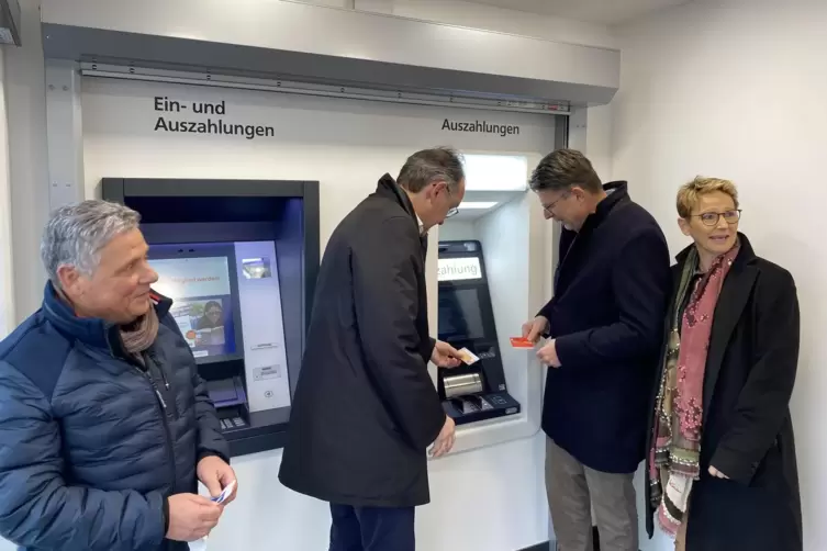 Georg Kern (Zweiter von links), Erster Kreisbeigeordneter, und Torsten Blank (Zweiter von rechts), B&uuml;rgermeister der VG Landau-L
