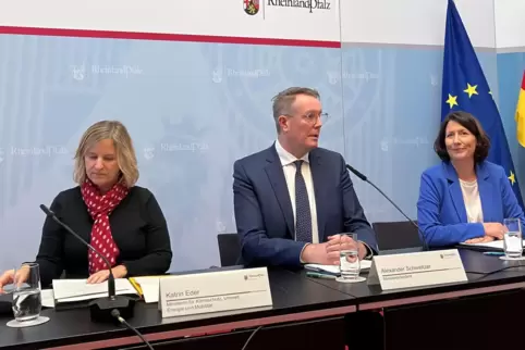 Freundliche Mienen bei der Vorstellung des Klimaschutzgesetzes: Umweltministerin Katrin Eder (Grüne), Ministerpräsident Alexande