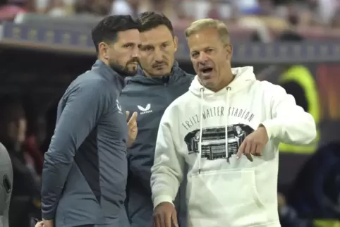 FCK-Cheftrainer Markus Anfang (rechts) und die Co-Trainer Florian Junge (Mitte) und Nick Martin. 