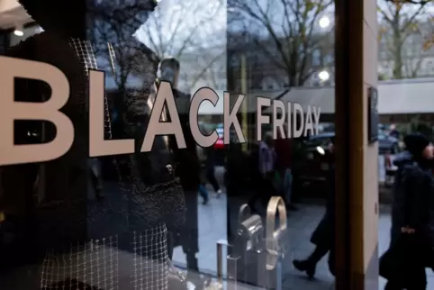 Am Black Friday lassen sich durchaus Schnäppchen ergattern. Aber: Preise vergleichen, Rechnungen prüfen und Vorsicht vor Tricks,