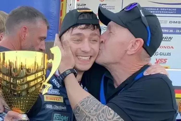 Michael Schlo&szlig; (rechts) freut sich mit Valentin Folger. 