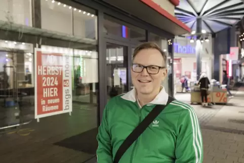 Dirk Grimme, Inhaber von „bags and more“, bietet seine Waren künftig in der Kerststraße neben der Buchhandlung Thalia an. Er ist