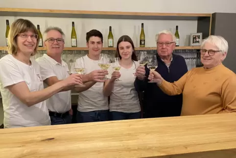 Alle haben im Familienbetrieb Winkelmann eine Aufgabe: (von links) Heike, Bernd, Mark, Eva, Werner und Helga Winkelmann. 