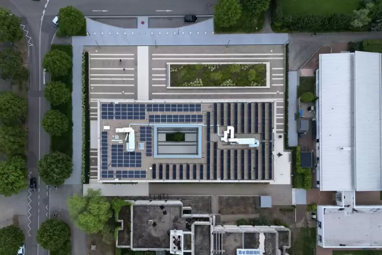Das neue Rathaus aus der Vogelperspektive. Zu sehen sind die PVT-Module auf dem Dach, welche aus Sonnenenergie auch W&auml;rme gewinn