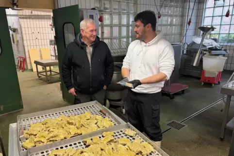 Maultaschen mit Wildfüllung: Florian Kunz (rechts) und sein Geschäftspartner Fritz Rück in den Räumen der Metzgerei.