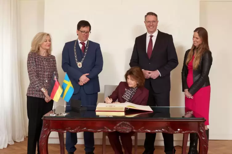 Eintrag ins neue Goldene Buch der Stadt Zweibr&uuml;cken. 