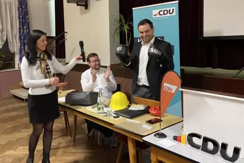 Der Wahlkampf hat begonnen: Michael Daniel erhielt vom CDU-Gemeindeverband sowie vom Kuseler Ortsverein jeweils ein Paket voller