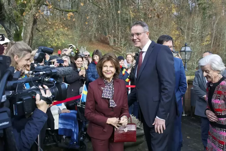 Umringt von Kameras und Zuschauern: K&ouml;nigin Silvia und Ministerpr&auml;sident Alexander Schweitzer. 