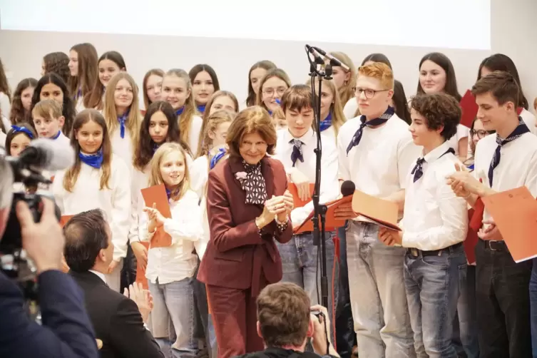 Der Kinderchor des Von-der-Leyen-Gymnasiums Blieskastel hat gesungen. &bdquo;Das habt ihr sehr sch&ouml;n gemacht&ldquo;, lobte die K&ouml;nigin.