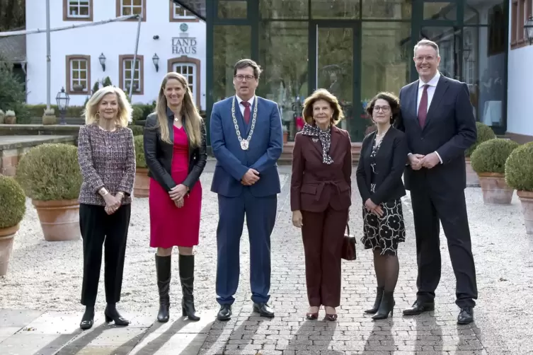 Gruppenbild vorm Fasanerie-Hotel: (von links) Botschafterin Veronika Wand-Danielsson, Friderike Bagel (stellvertretende Kuratori