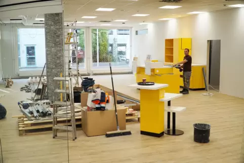 Michael Müller vom DRK baut in der Hallplatzgalerie mit einem Kollegen die neue Rotkreuz-Post auf, die am Montag an den Start ge