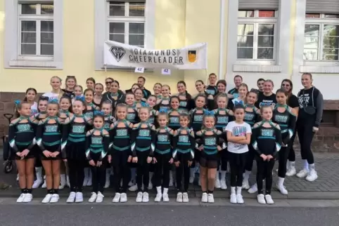 Früh aufstehen: Die Cheerleader der vier Hambacher Teams fahren am Samstagmorgen bereits um 5 Uhr zum Nürburgring. 