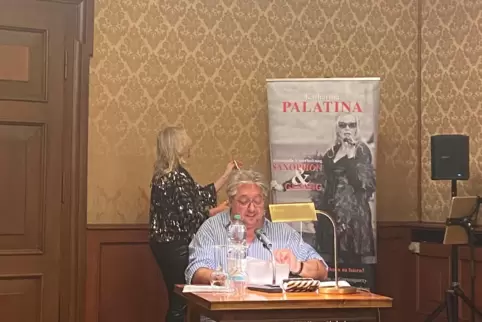 Til Petersen liest, hinten Katharina Palatina. 