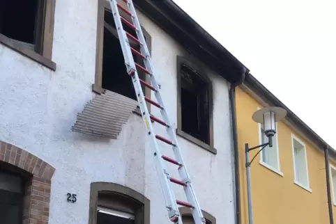 Ausgebrannte Wohnung: Hier hat der Verdächtige laut Polizei allein gelegt. Ausgebrannte Wohnung: Hier hat der Verdächtige laut Polizei allein gelegt.