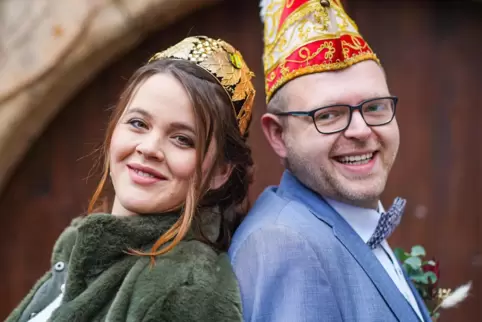 Die Krone der Weinprinzessin und die Narrenkappe gehörten für Fabienne Gerau-Frisch und Christian Gerau bei ihrer Hochzeit am 11