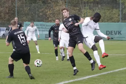 Nochmal voll reinhängen, wie hier Mika Herbert (Bildmitte) im Spiel gegen Zeiskam, heißt es für den TuS Steinbach. 