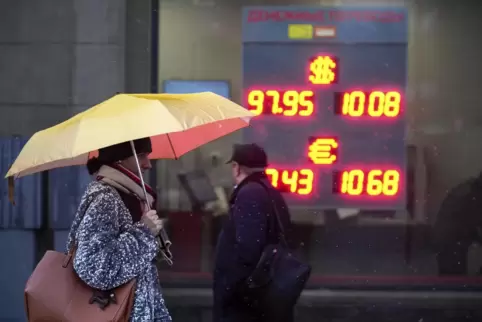 Der Rubel steht stark unter Druck. Seit August verlor er rund 24 Prozent gegenüber US-Dollar und chinesischem Yuan. Um den Verfa