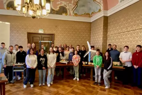 Schüler von Realschule plus Dudenhofen und Nikolaus-von-Weis-Realschule mit ihren Projekten.