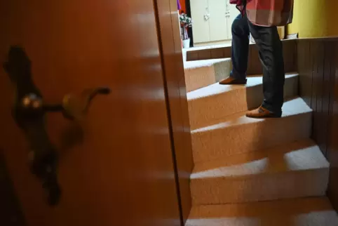 Die Frau ließ den vorgeblichen Kaufinteressenten in ihre Wohnung.