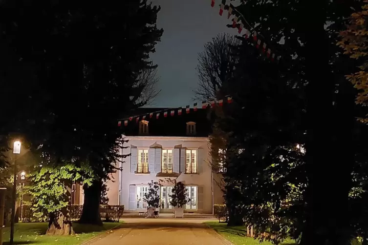 Das Ch&acirc;teau de Courcelles und sein Park am Abend.