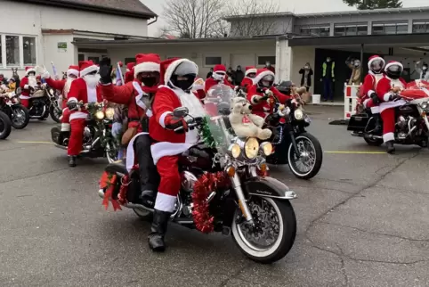 Seit Jahren machen die Riding Santas Station an Schulen in der Südpfalz. Das Foto zeigt ihren Besuch in Hördt vor drei Jahren. 