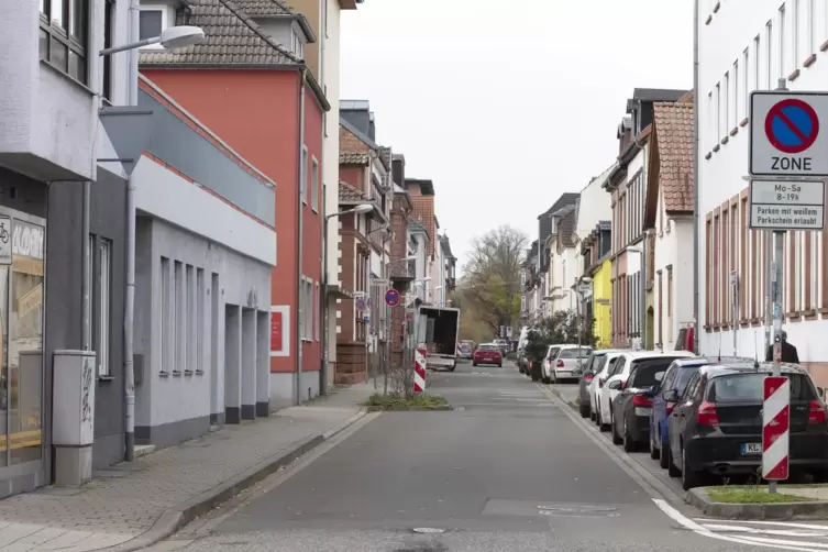 Die Parkstra&szlig;e, hier von der Eisenbahnstra&szlig;e aus gesehen, und die Fortf&uuml;hrung Augustastra&szlig;e, in der entgegengesetzten Blickricht