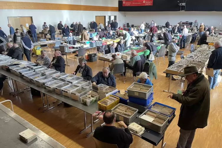 Blick auf &uuml;ber 60 Tische in der Bienwaldhalle beim Gro&szlig;tauschtag der Bienwaldfreunde. 