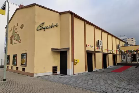 Charme der Adenauer-Ära: das Capitol mit seinem neongrün leuchtenden Schriftzug und der Wandmalerei von Addi Schaurer.