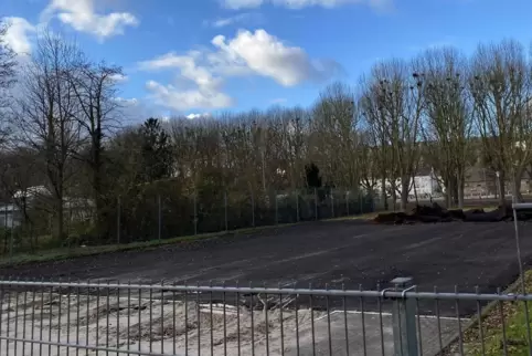 Mit dem Abriss der verschlissenen Tartan-Laufbahnen hat die Arbeit auf dem Kleinen Exe begonnen. Mit dem Abriss der verschlissenen Tartan-Laufbahnen hat die Arbeit auf dem Kleinen Exe begonnen.